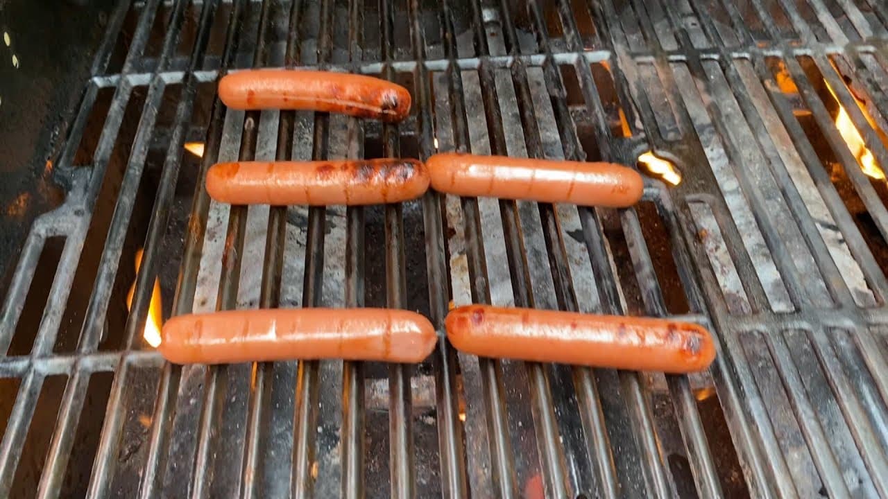 How to Grill Hot Dogs in 7 Steps