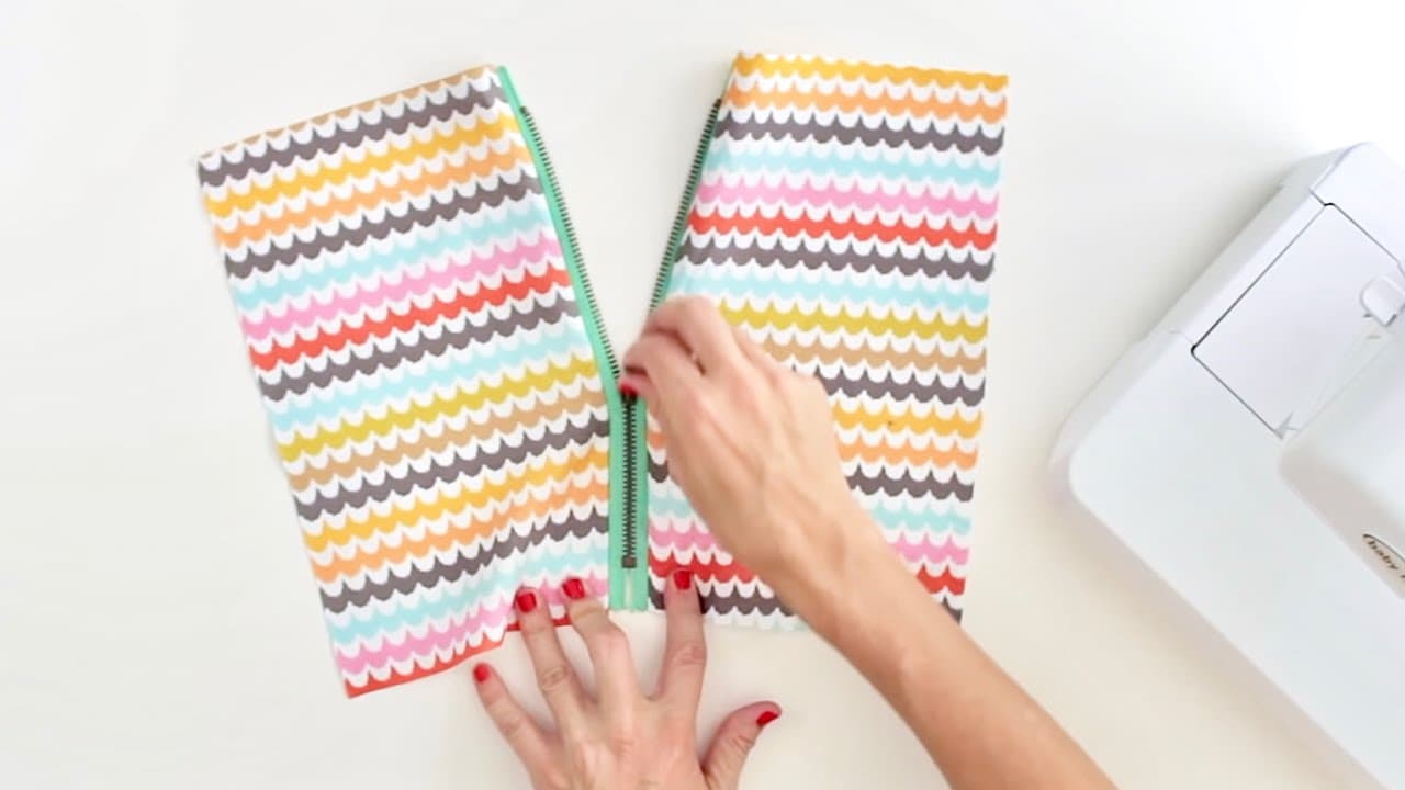 How to Sew a Zipper: 7 Steps (Two Methods)