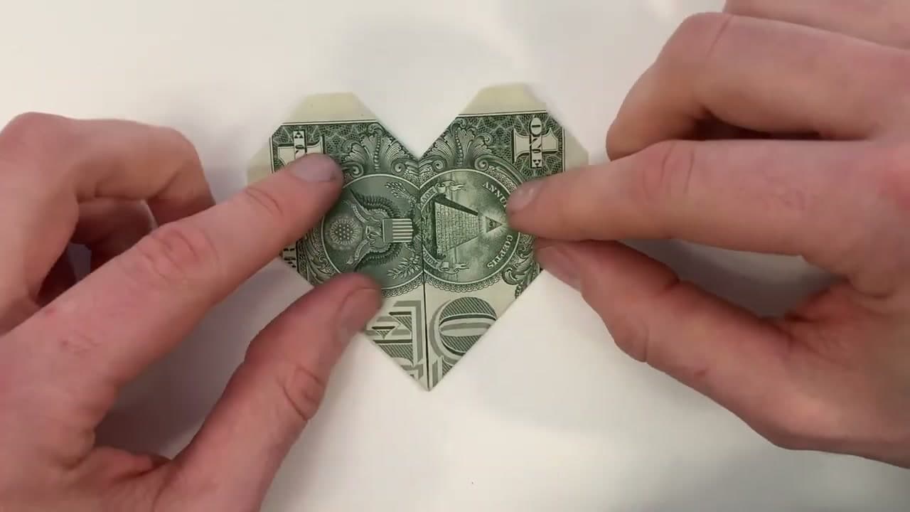 The finished result: How to Fold Money Into a Heart