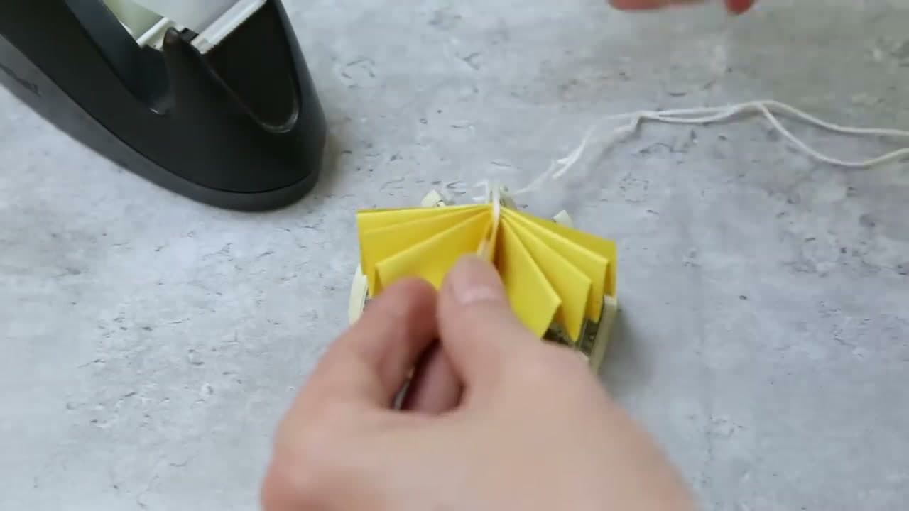 Step 10: Step 10: Alternate Paper Fans and Bills All the Way Around