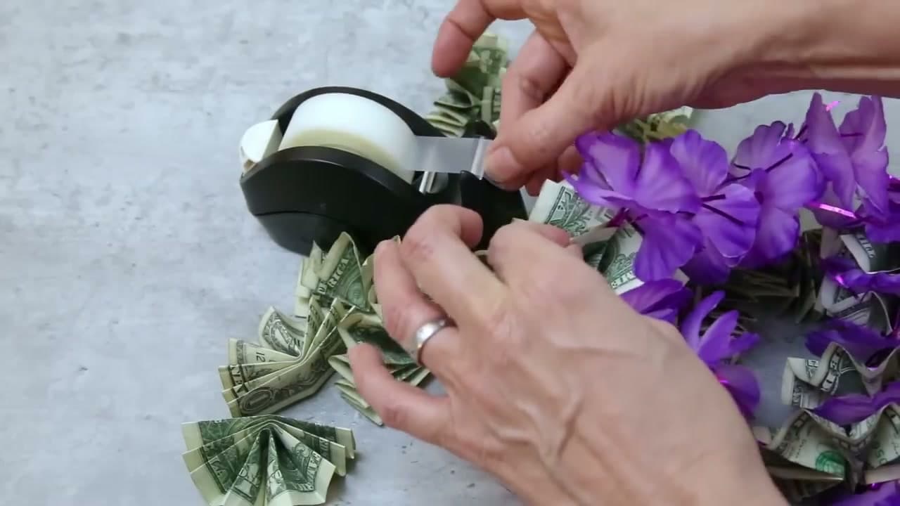 Step 4: Step 4: Tape Each Folded Bill Onto a Lei Separator