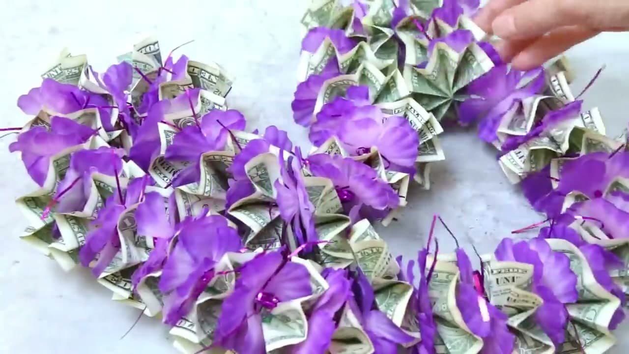 Step 5: Step 5: Admire the Finished Dollar Store Money Lei