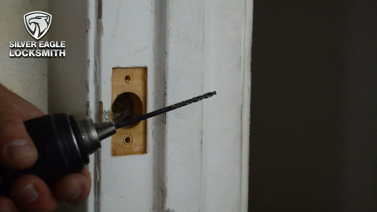Step 7: Step 7: Drill Pilot Holes in the Door Jamb