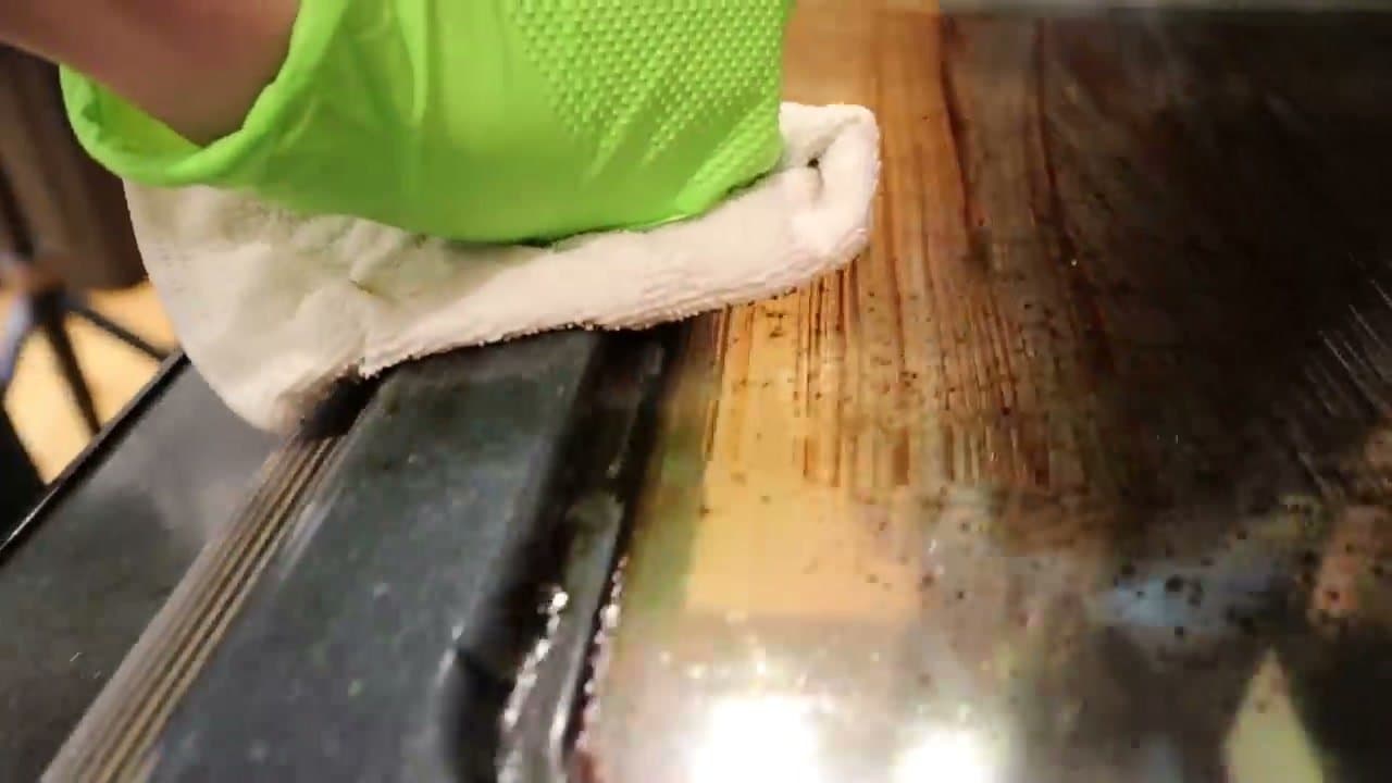 Step 6: Step 6: Spray vinegar mix and wipe everything down