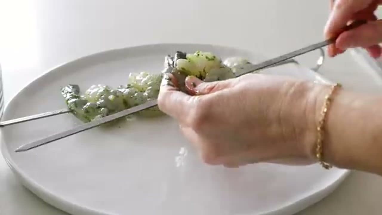 Step 5: Step 5: Thread the Shrimp Onto Flat Skewers
