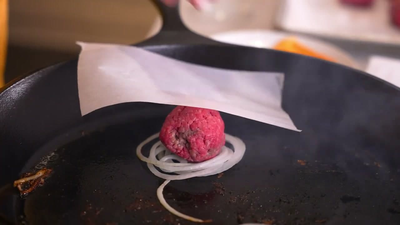 Step 4: Step 4: Form Loose Beef Balls and Pile the Onions