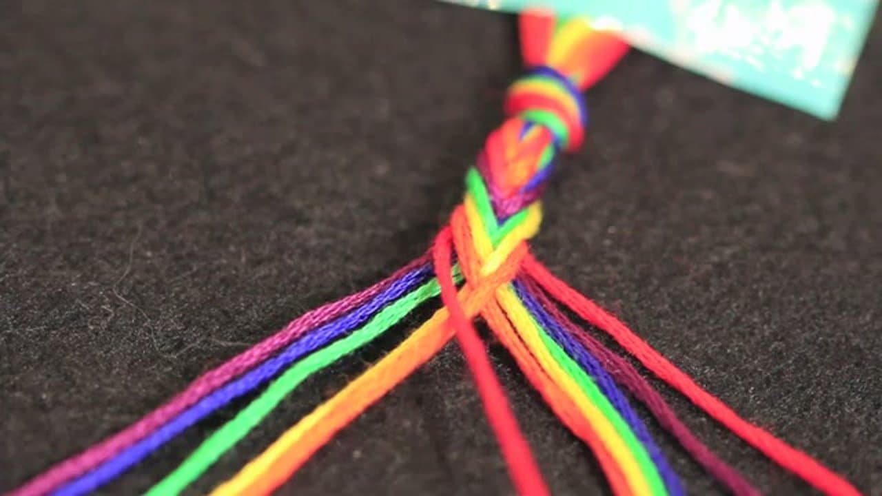 How to Make String Bracelets - Easy Fishtail Pattern