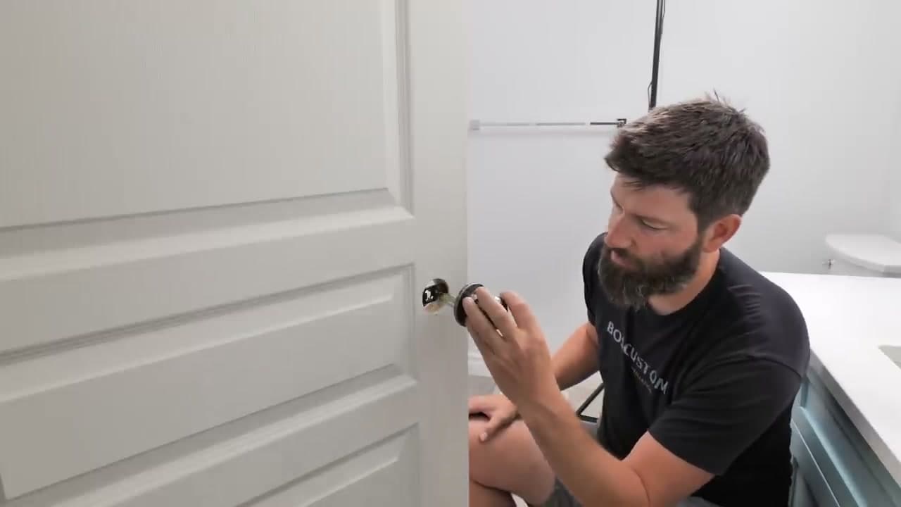 Step 4: Step 4: Insert the Exterior Knob Through the Latch