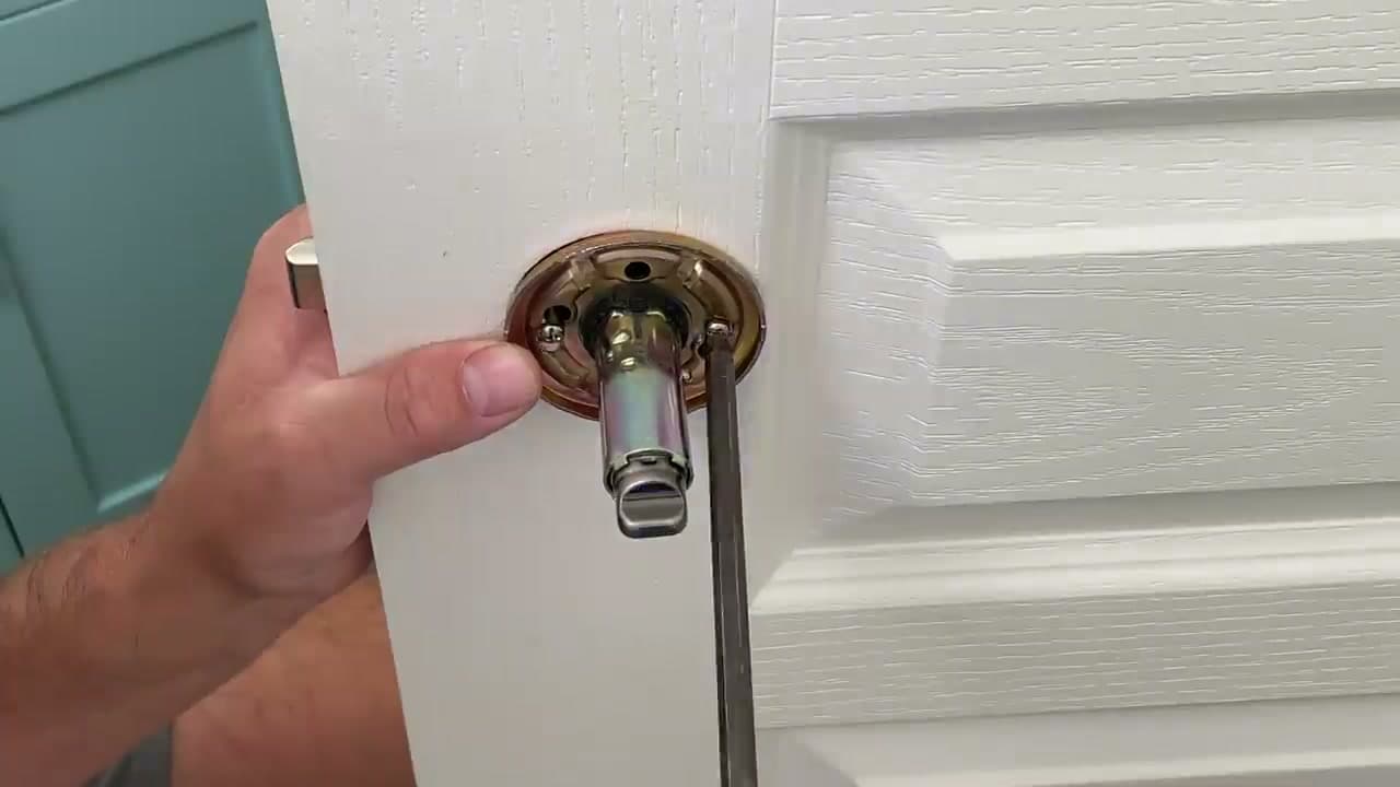 Step 6: Step 6: Check Alignment, Then Tighten the Screws