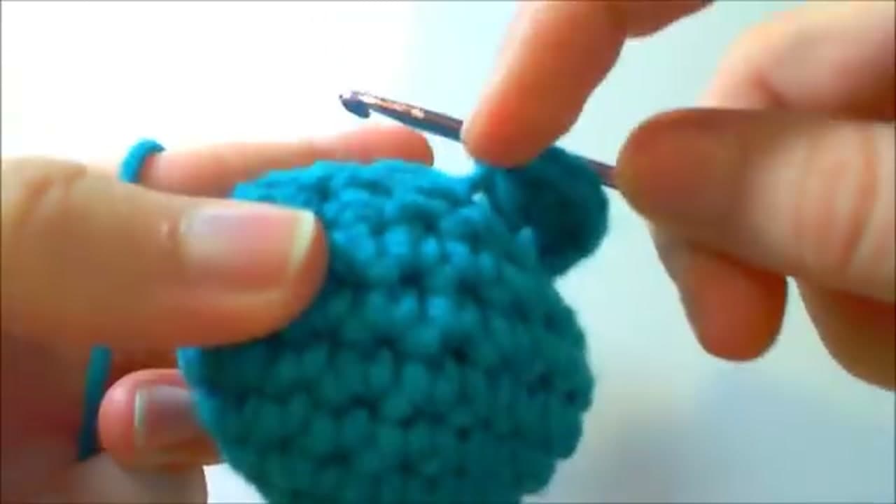 Step 7: Step 7: Add the Eight Legs with Half Double Crochet