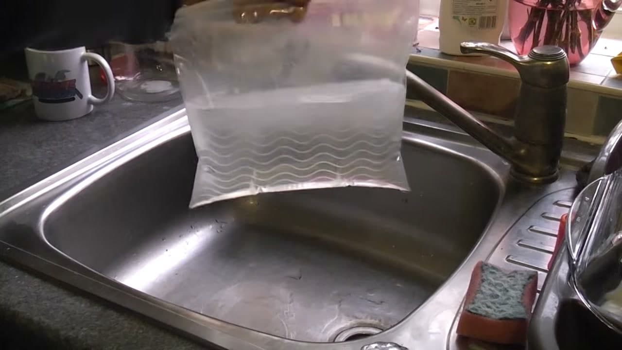Step 1: Fill a Freezer Bag with Hot Water - How to Thaw Frozen Pipes