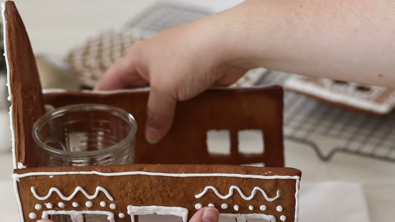 Step 8: Pipe the Walls Together - How to Make a Gingerbread House