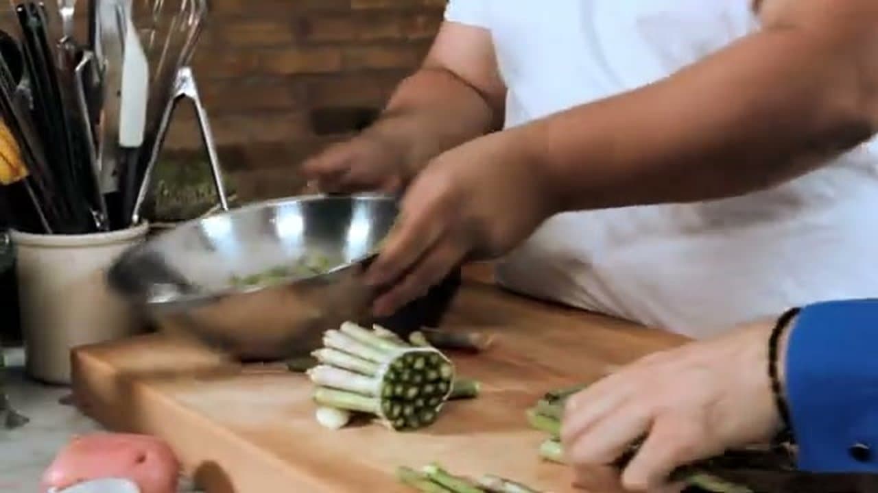 Step 2: Step 2: Drop the Trimmed Spears in a Bowl