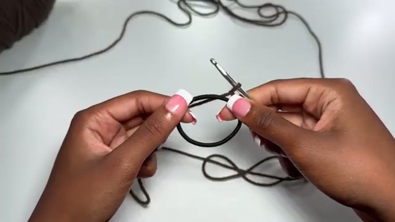 Step 3: Step 3: Attach the Yarn to the Hair Tie