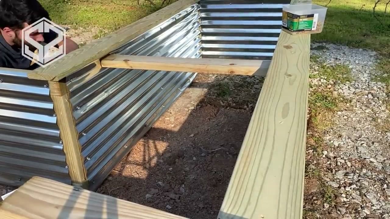 Step 6: Step 6: Add a Top Rail and Cross Supports