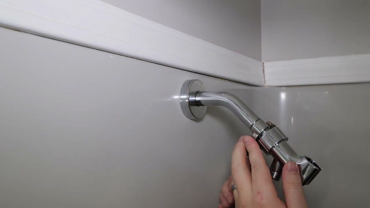 Step 5: Step 5: Thread on the new showerhead and snug it up