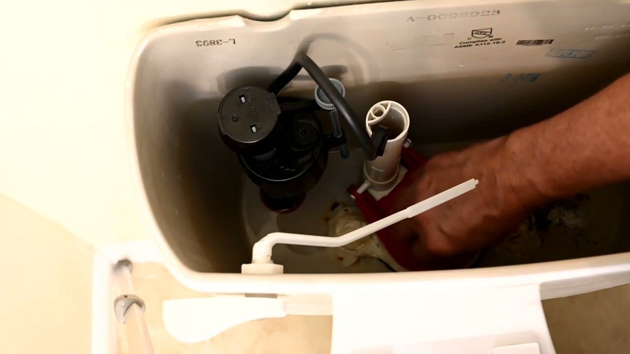 Step 6: Step 6: Clip the chain to the flush lever with the right slack