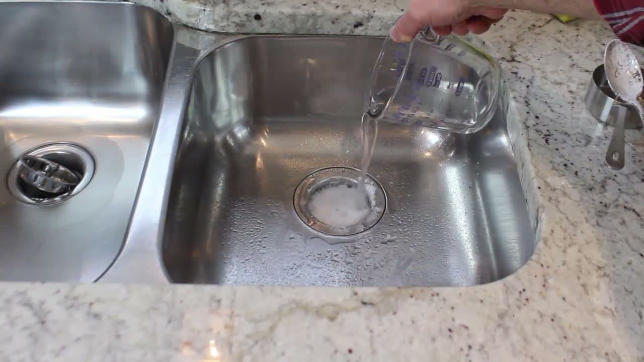 Step 5: Step 5: Add a cup of vinegar for the volcano reaction, then rinse