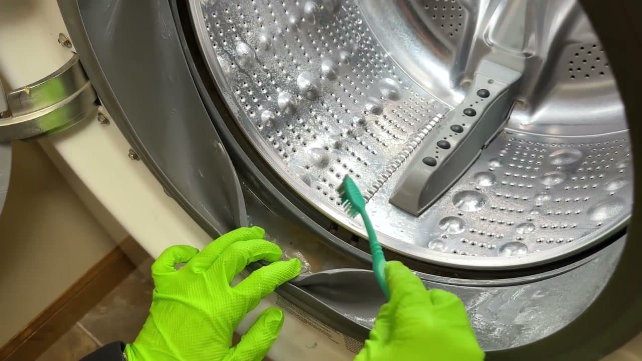 Step 3: Step 3: Scrub the rubber gasket