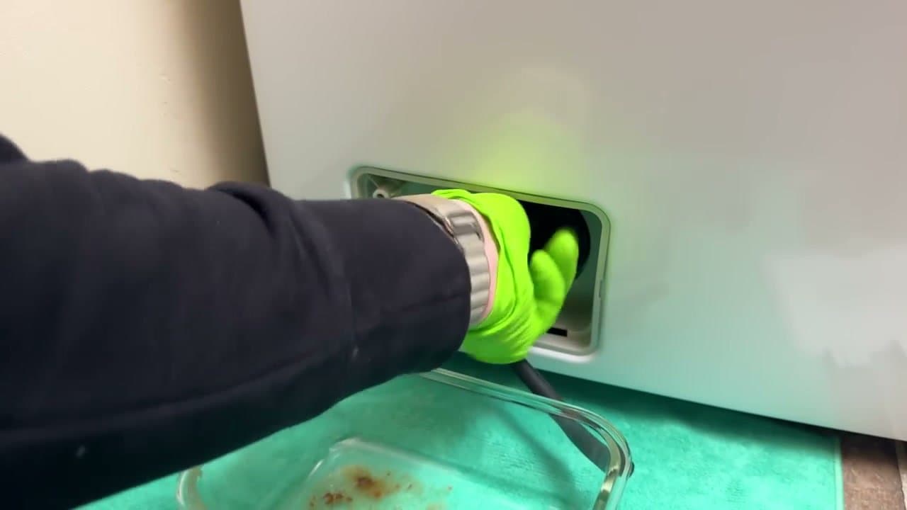 Step 5: Step 5: Twist out and clear the drain pump filter