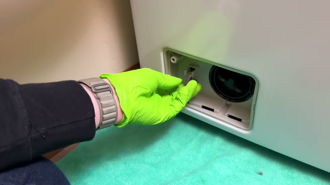 Step 7: Step 7: Reseat the filter and clean the drawer chute