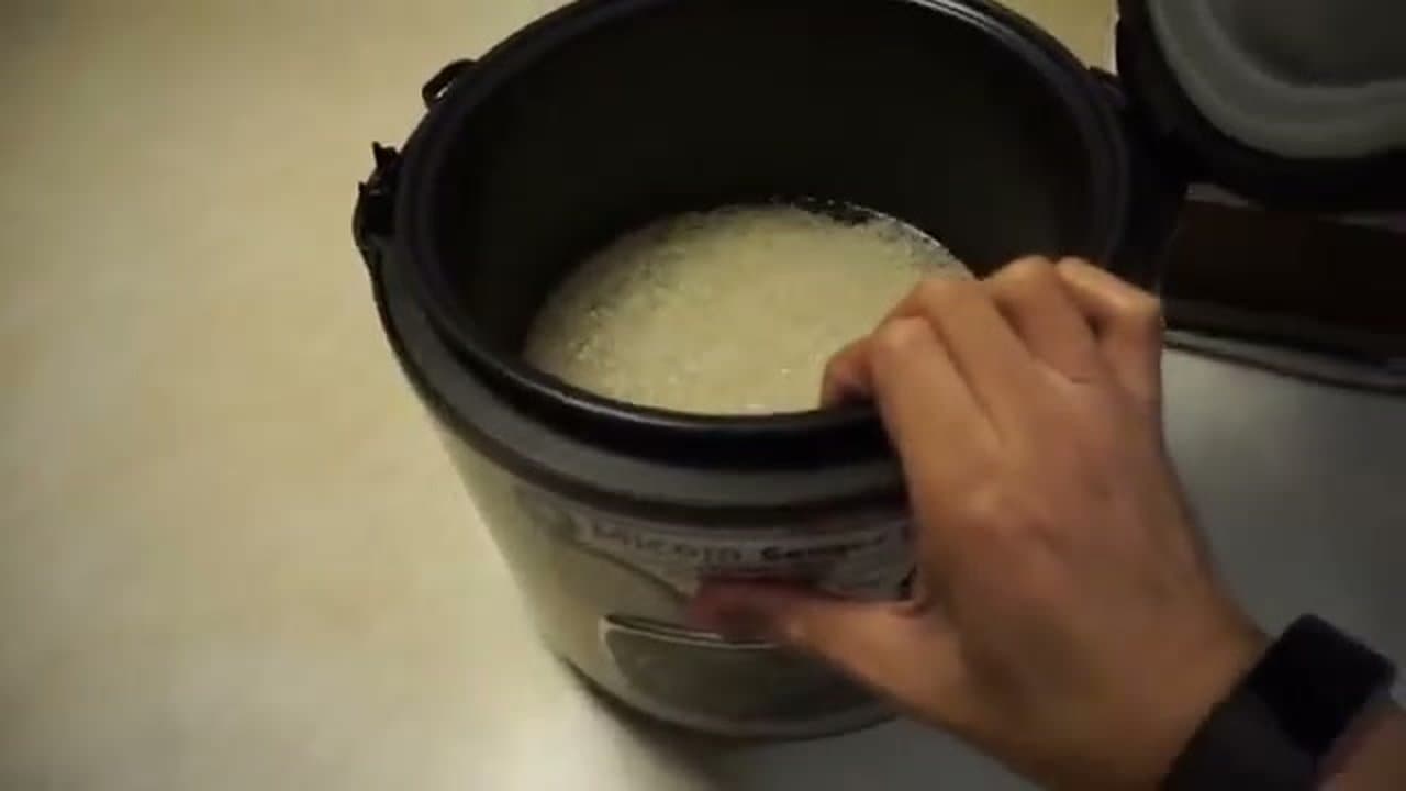 Step 4: Step 4: Level the rice in the bowl