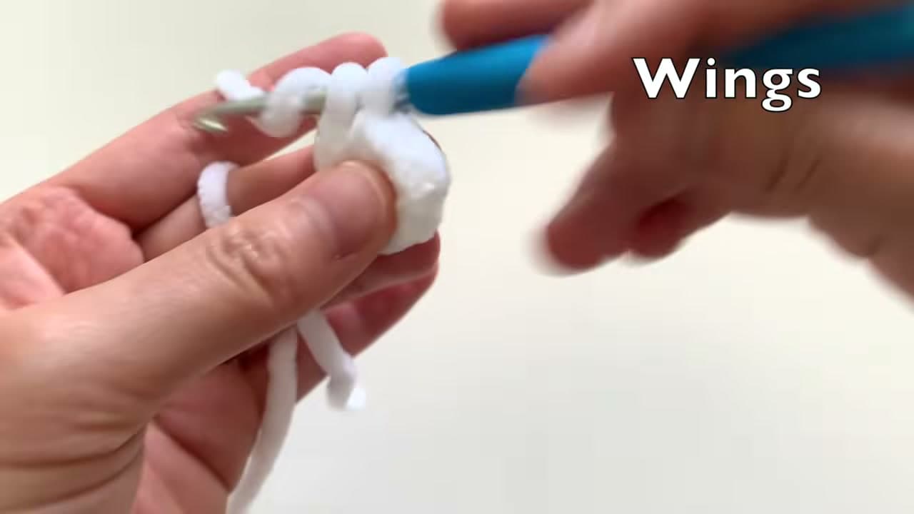 Step 5: Step 5: Start a Wing with White Yarn