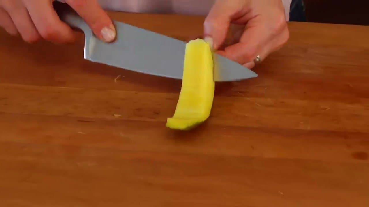 Step 6: Step 6: Slice the mango fingers off the side strips