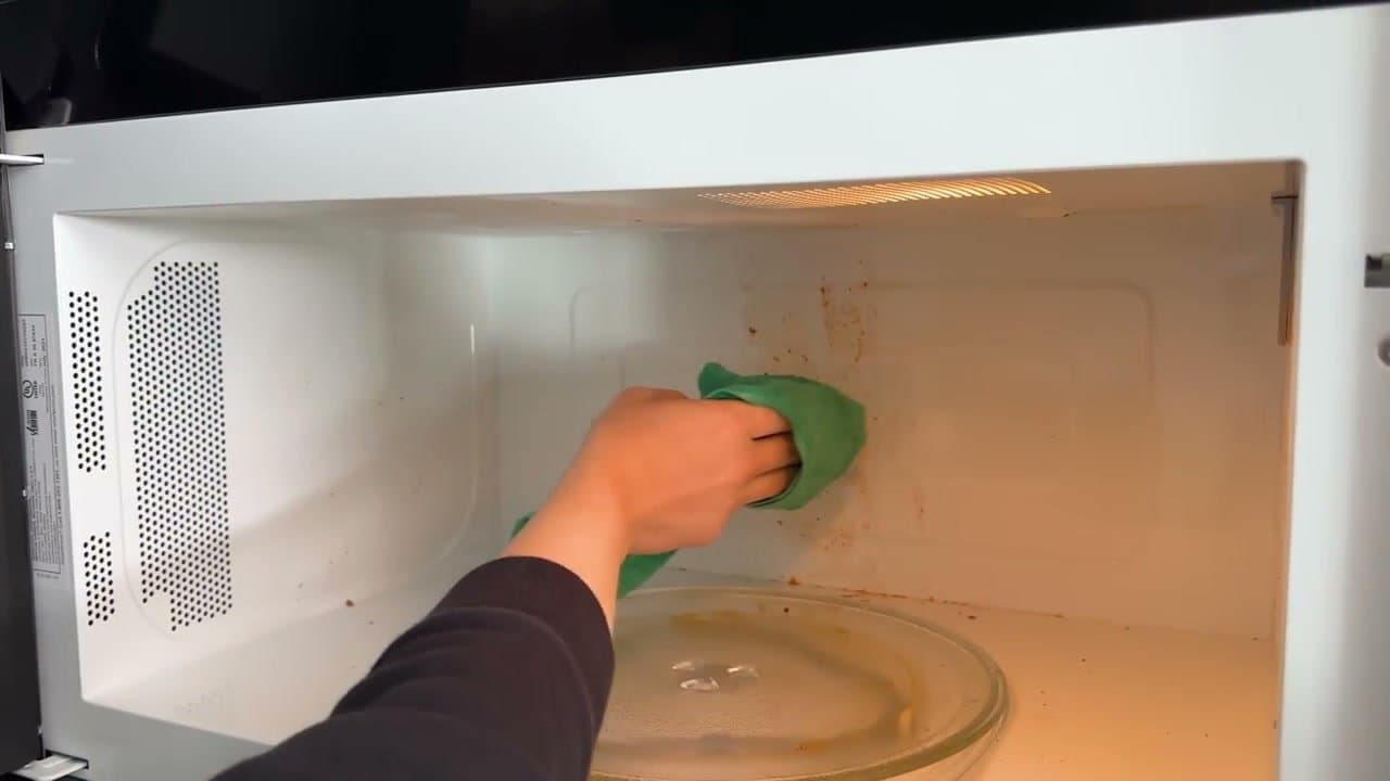 How to Clean a Microwave