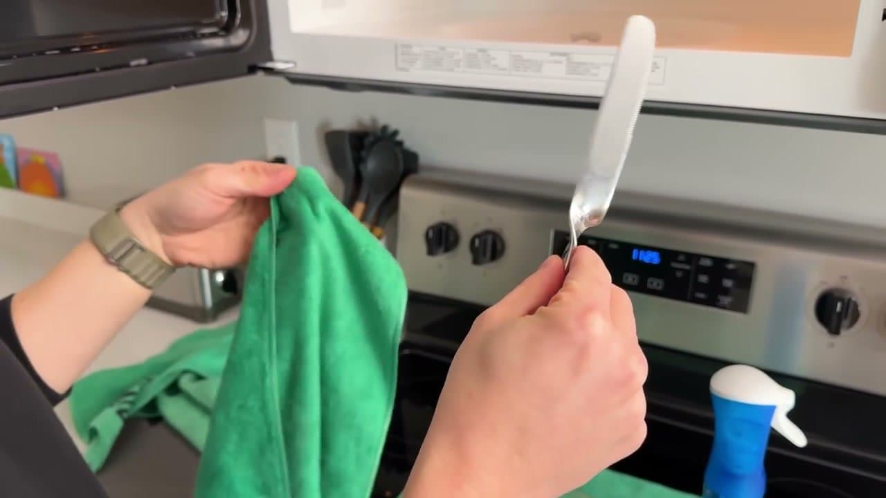 Step 7: Step 7: Reach the corners with a butter knife