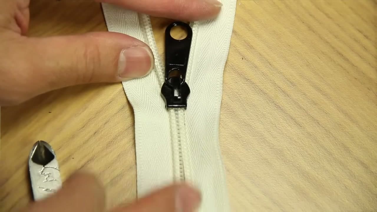 Step 6: Line the Two Sides Up - How to Fix a Zipper That Came Off the Track