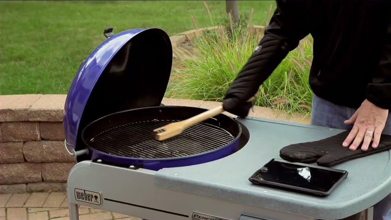 Step 5: Step 5: Brush the cooking grates