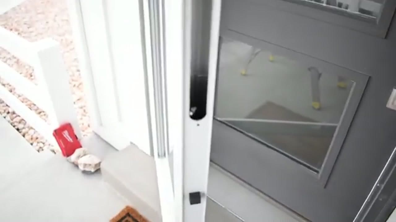 Step 4: Step 4: Hang the Door on the Hinge Side