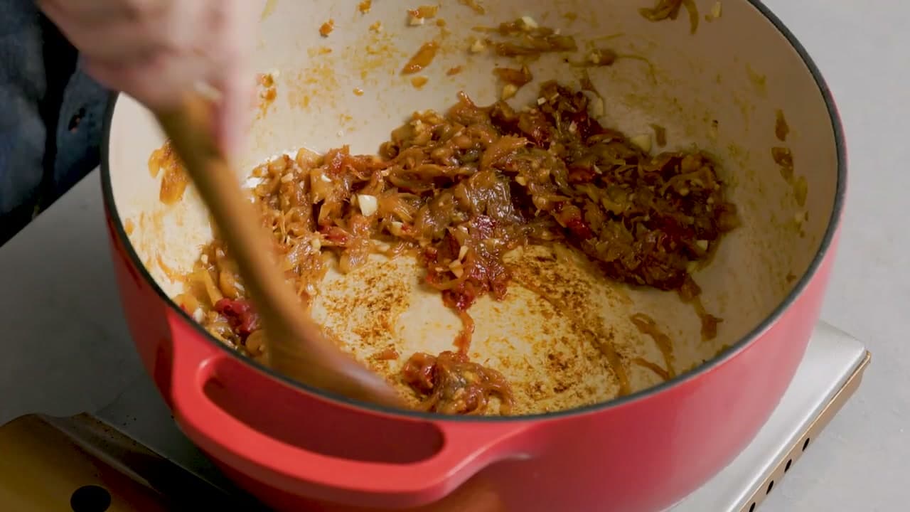 Step 5: Step 5: Bloom the Garlic and Tomato Paste