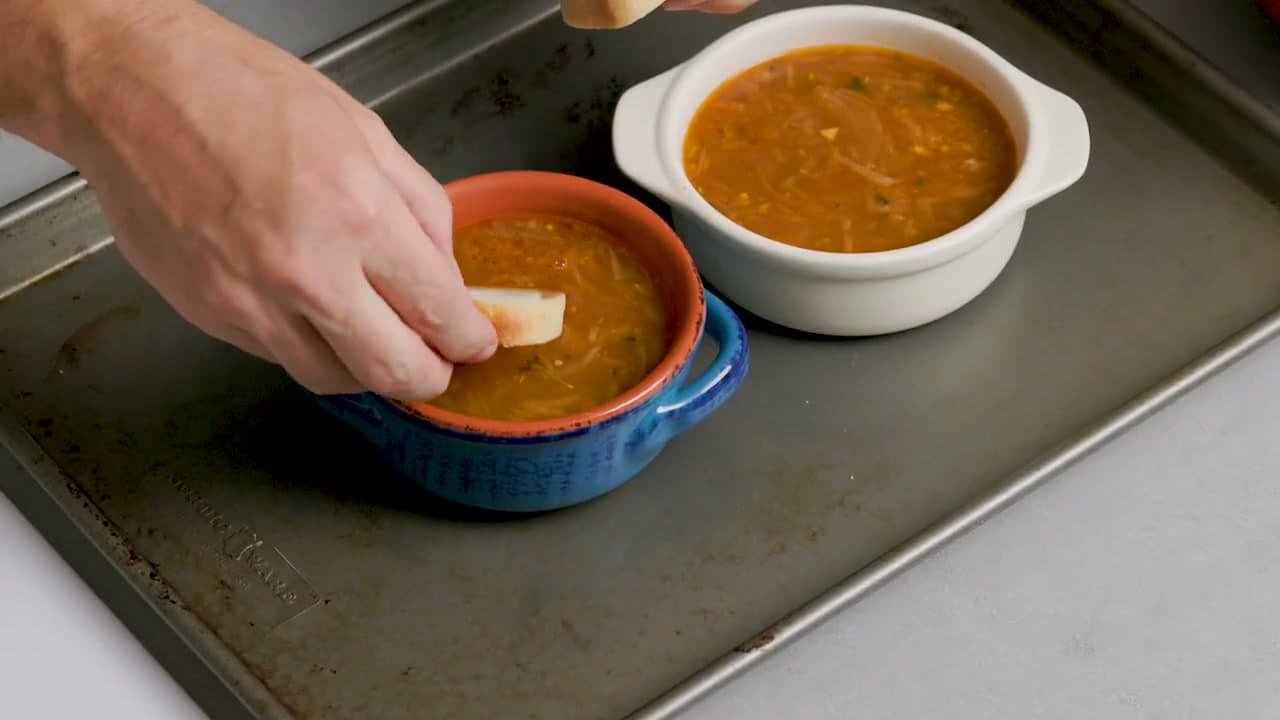 Step 9: Step 9: Assemble the Bowls With Bread and Cheese