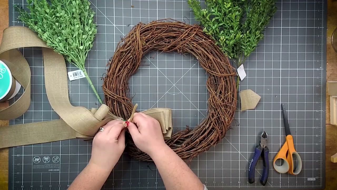 Step 6: Wire the Centre With a Pipe Cleaner - How to Make a Wreath