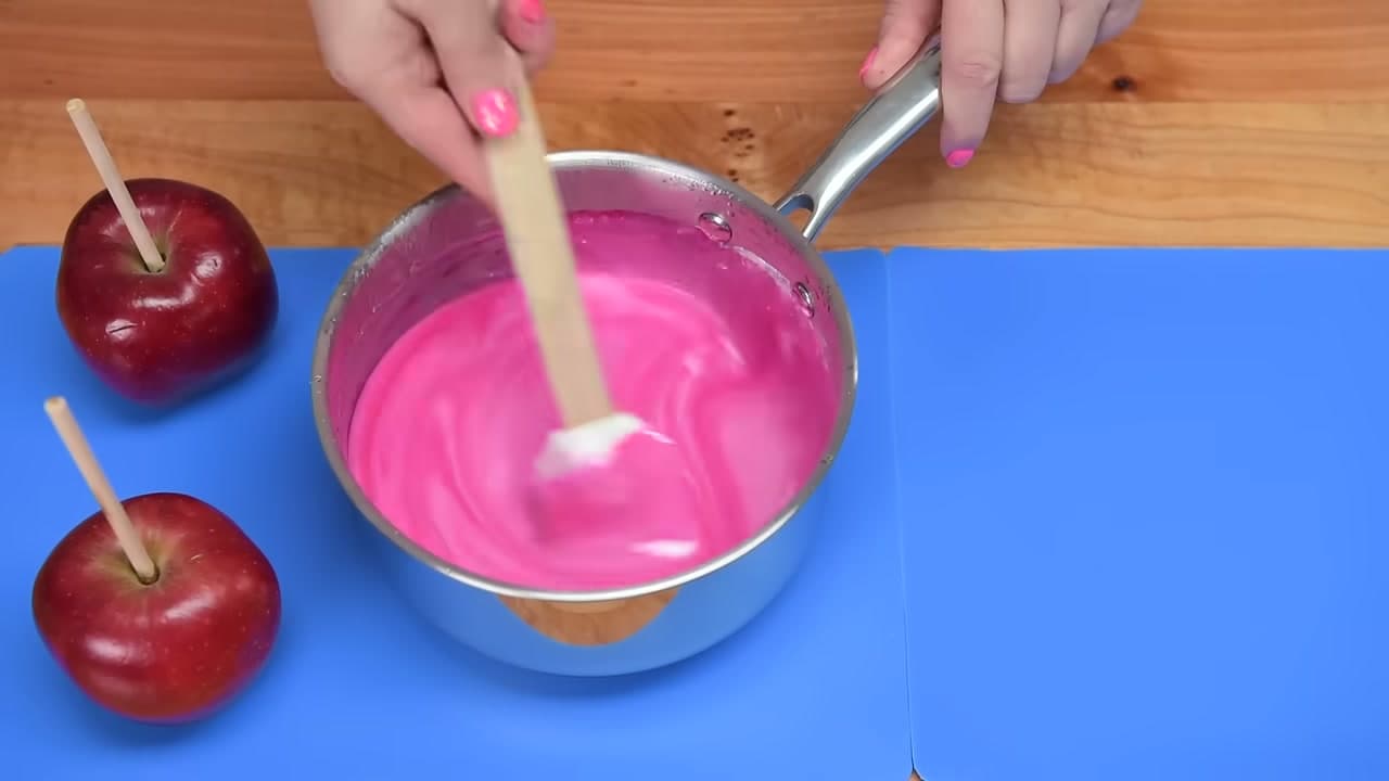 Step 5: Color the Candy - How to Make Candy Apples