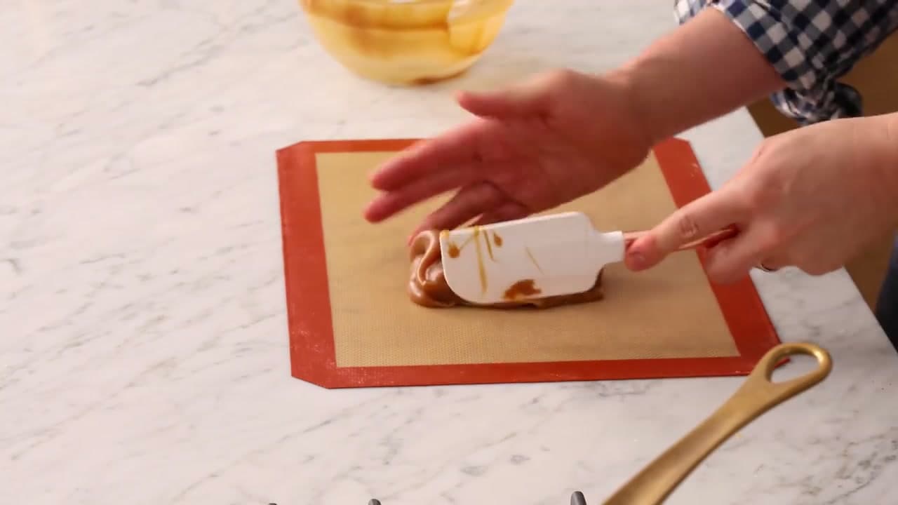 The finished result: How to Make Caramel Apples (Classic Halloween Treat)