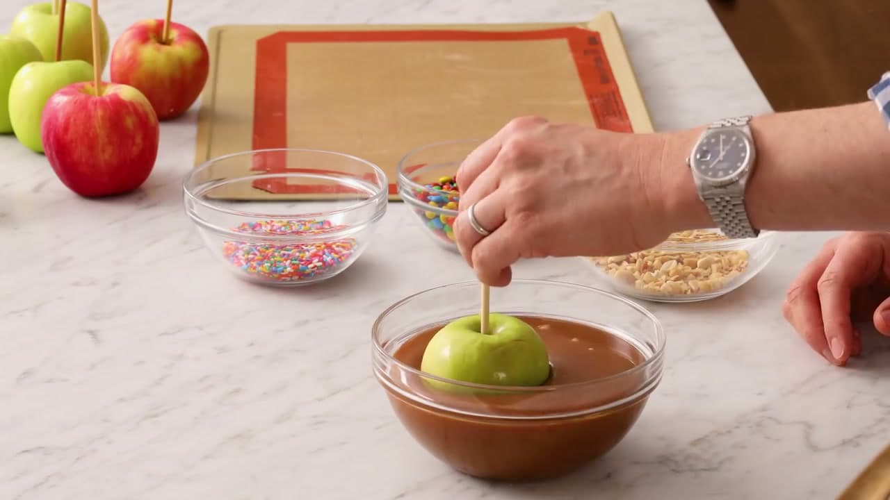 Step 8: Step 8: Dip the Apples