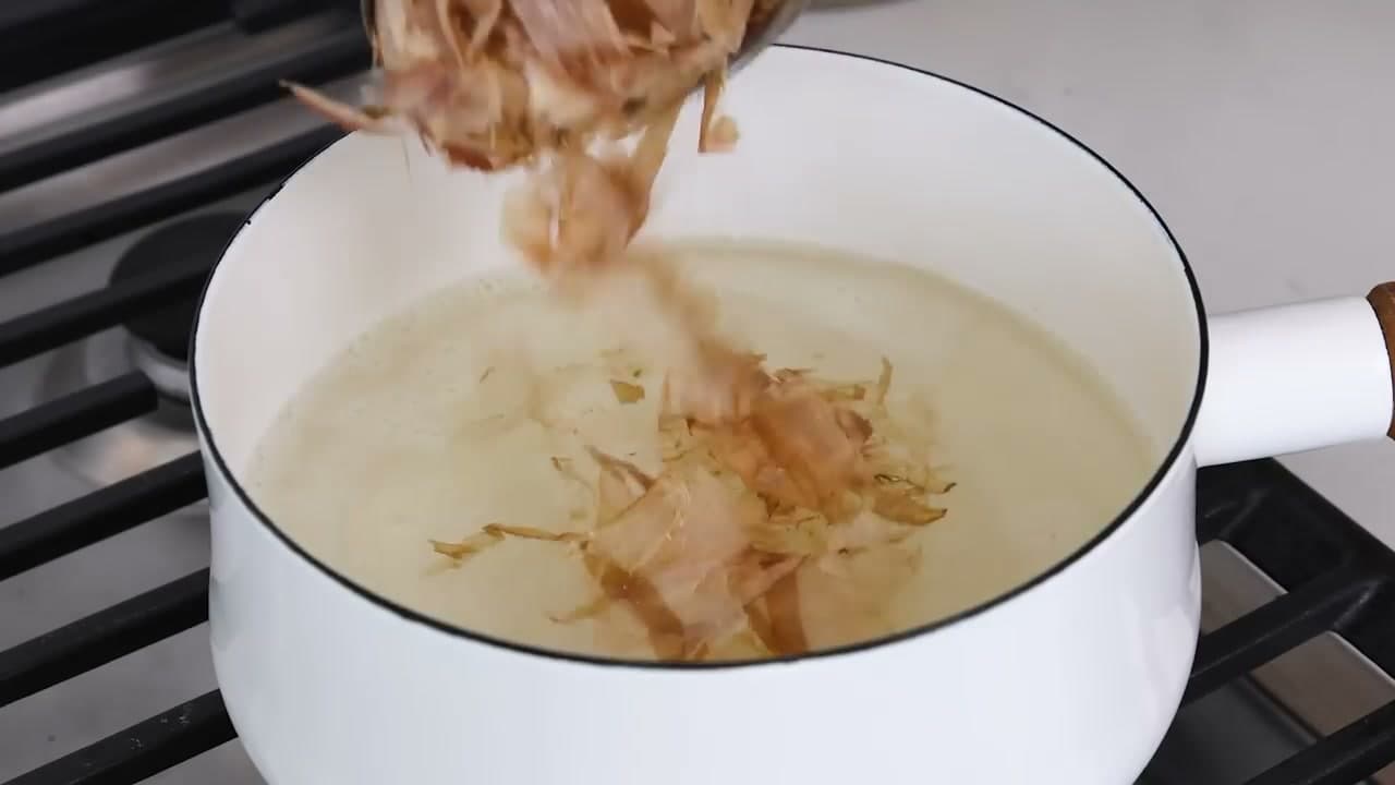 Step 3: Step 3: Remove the Kombu and Steep the Bonito Flakes
