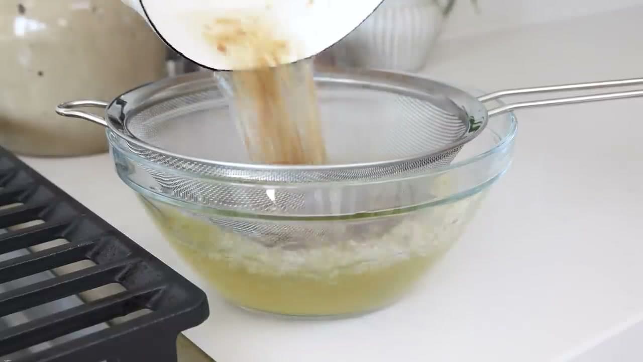 Step 4: Step 4: Strain the Dashi
