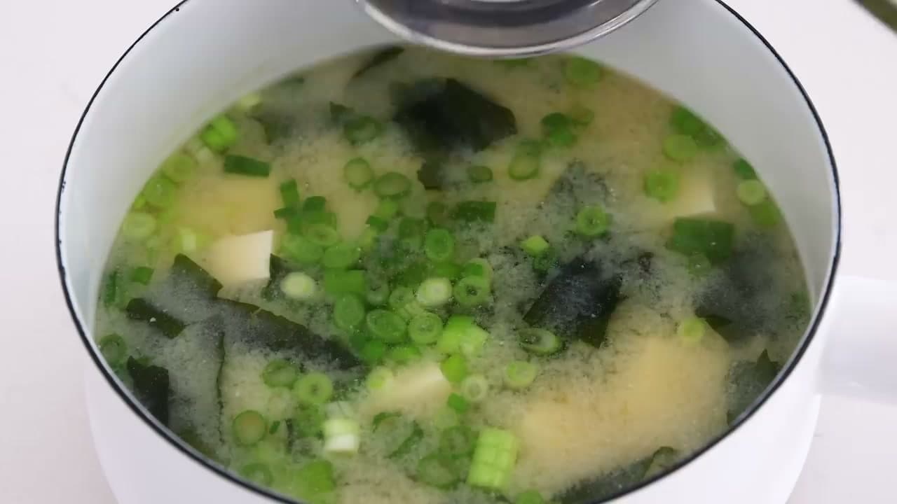 Step 7: Step 7: Add Wakame and Green Onions