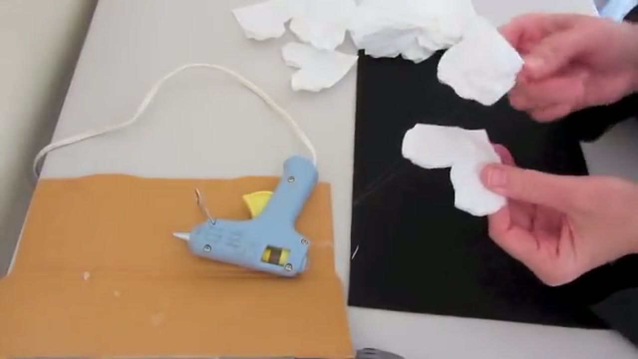 Step 6: Step 6: Glue the First Outer Petals Around the Center