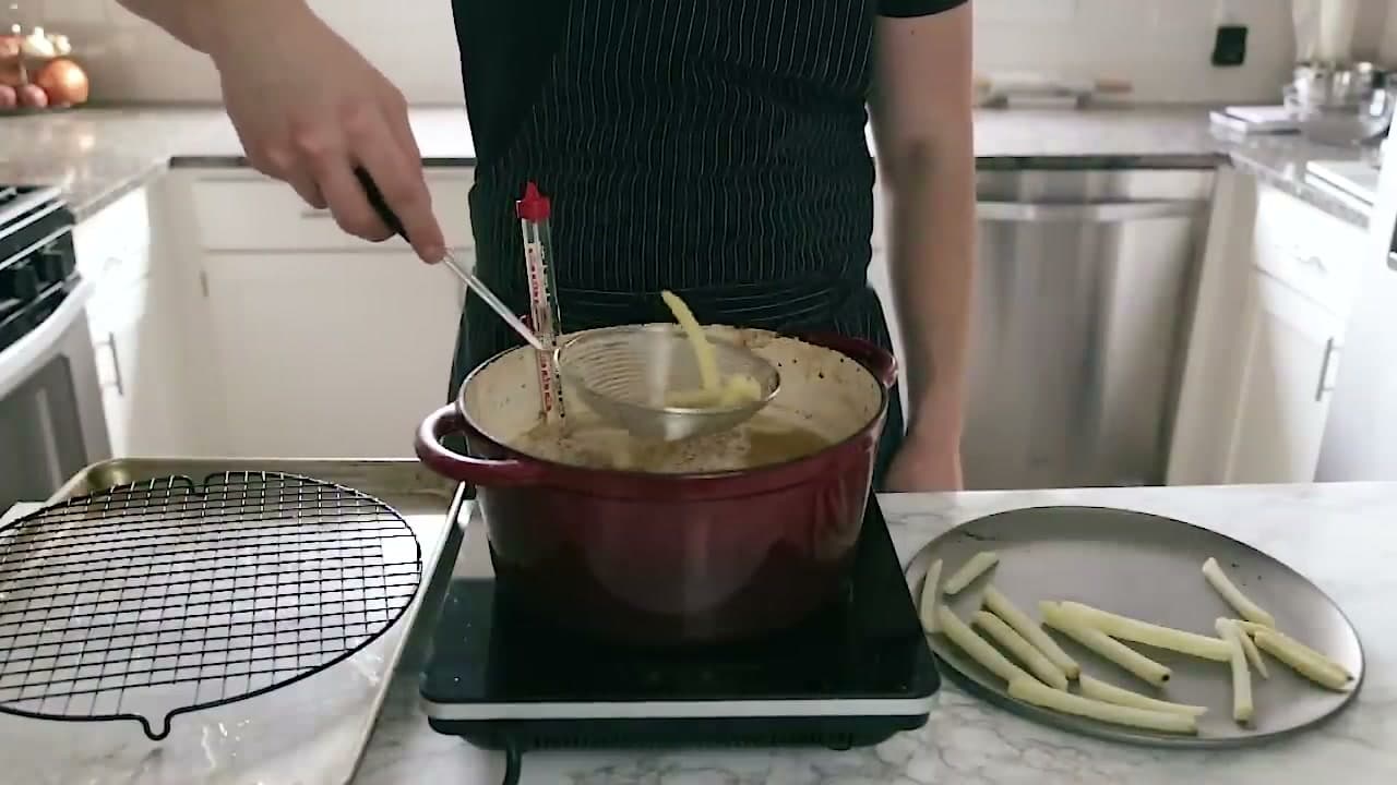 Step 7: Step 7: First Fry at 270 Degrees - Build the Crust