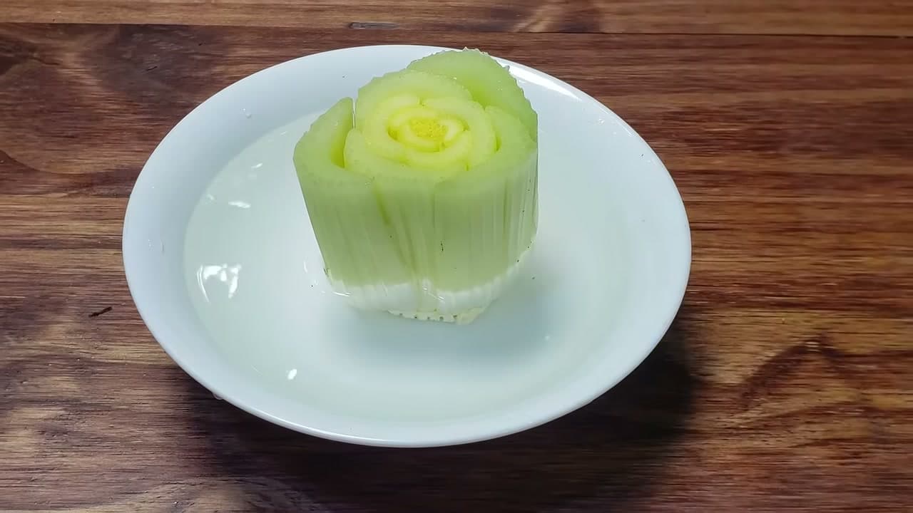 Step 3: Step 3: Stand the Base in a Dish of Water