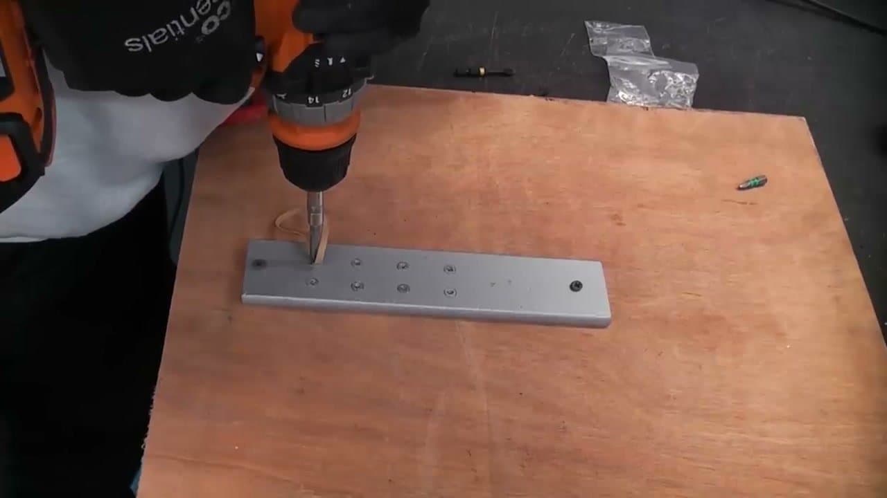 Step 1: Step 1: Press an elastic band into the screw head