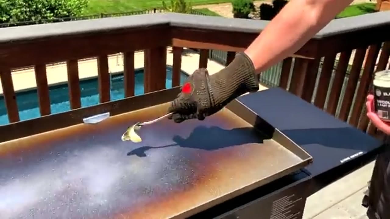 Step 3: Step 3: Spread a Thin Coat of Oil