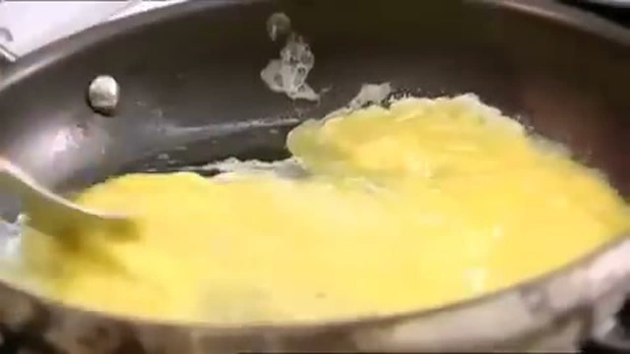 Step 4: Step 4: Pour in the eggs and bring the edges in