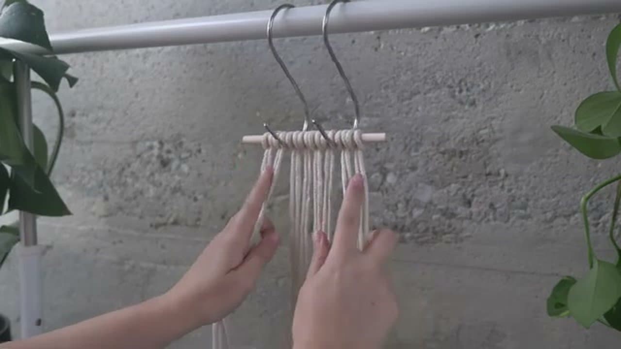Step 3: Step 3: Cross the Left Working Cord Over the Fillers