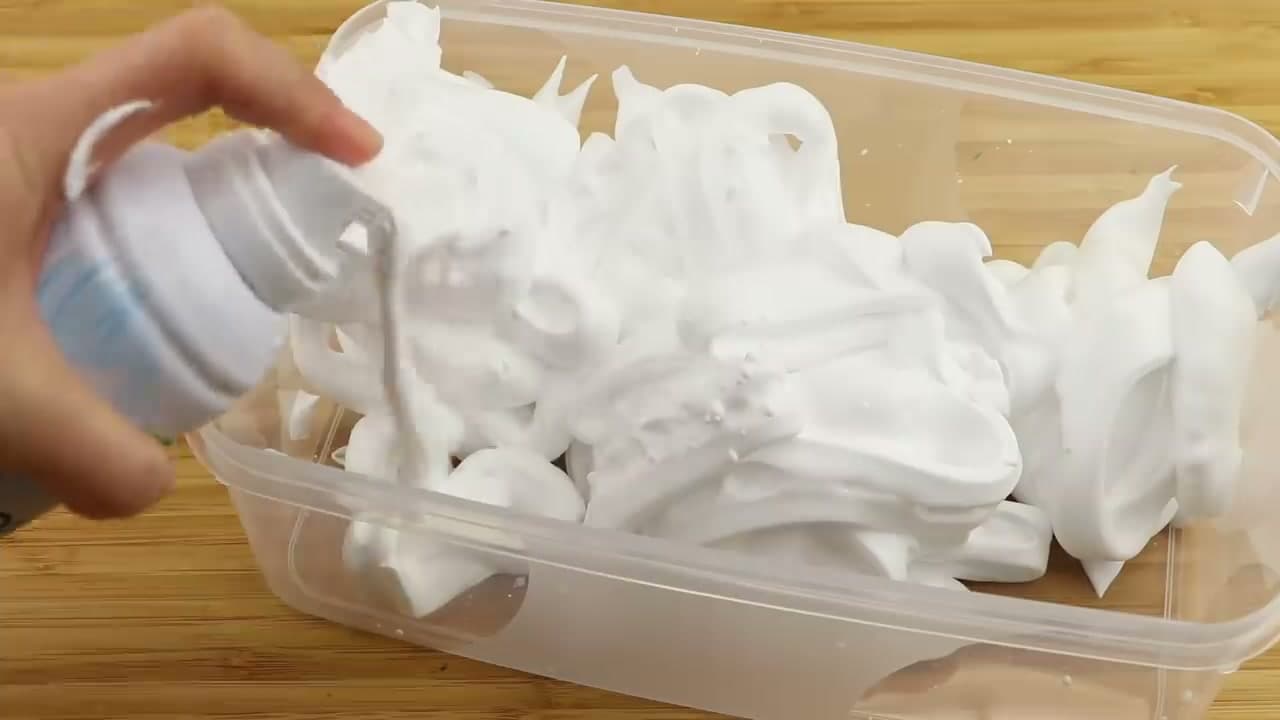 Step 1: Spray Shaving Foam Into a Container - How to Make Fake Snow